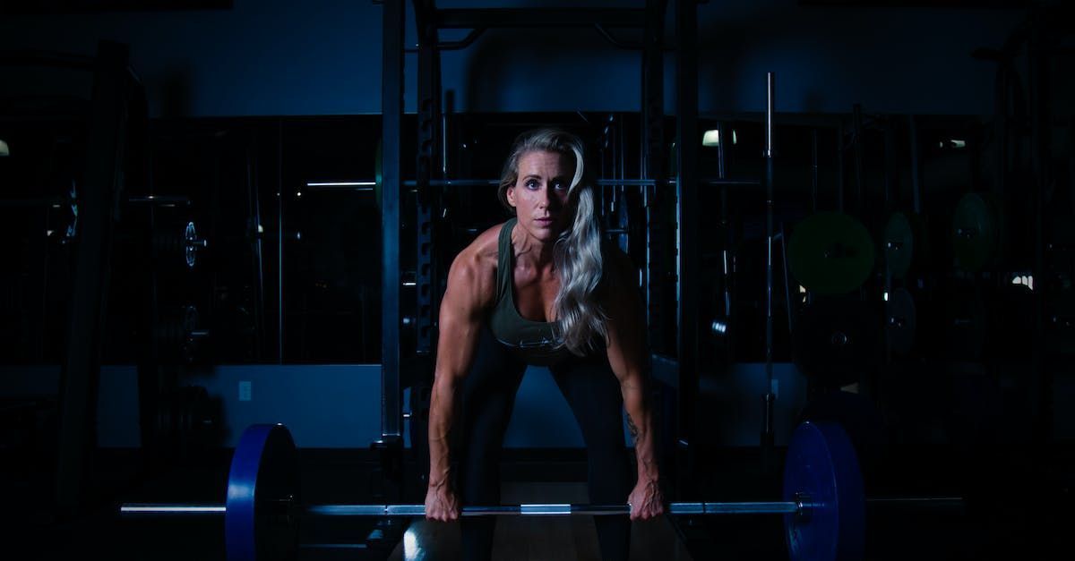 woman lifting a barbell