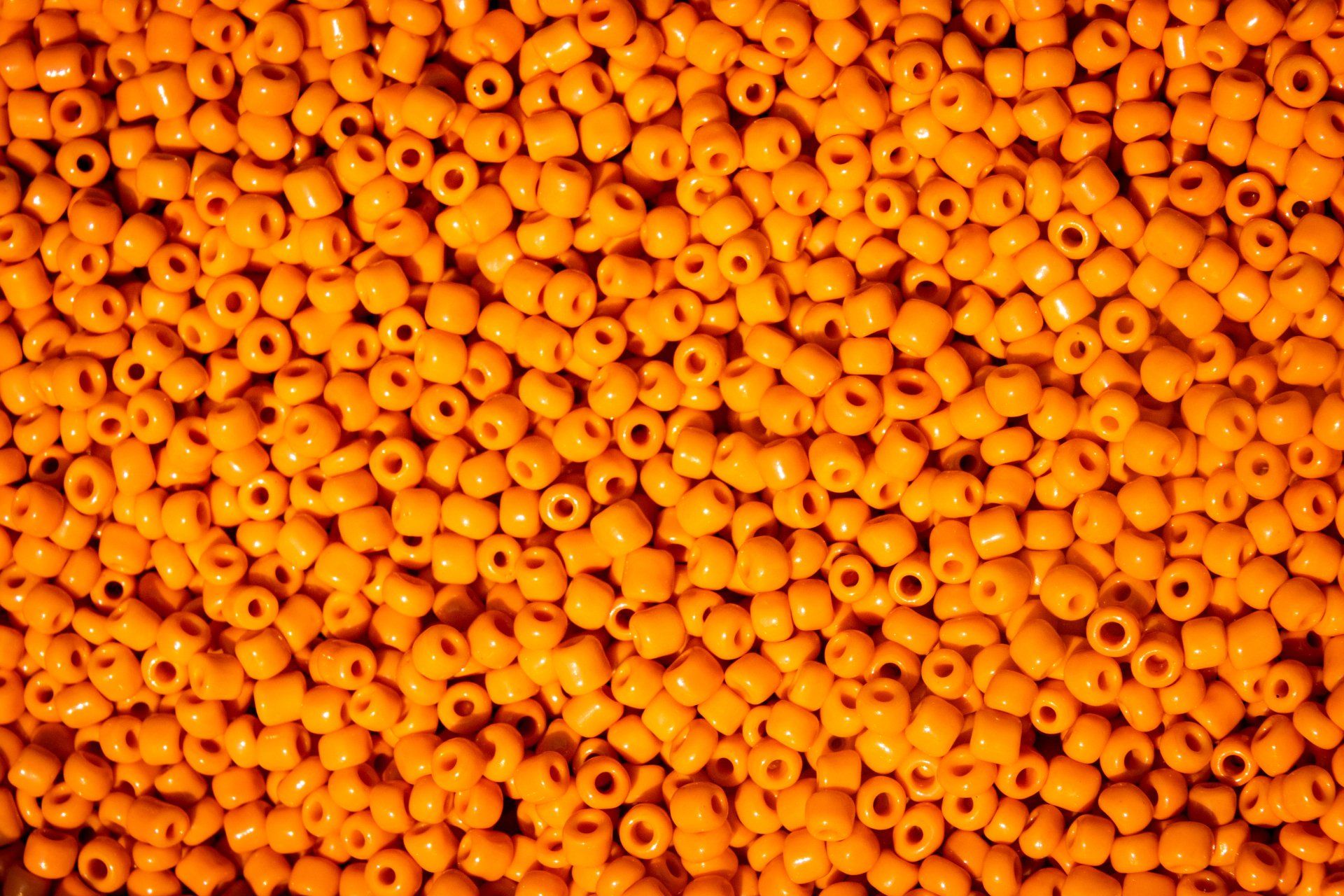 ett hav av vad som ser ut att vara orange pärlor i plast