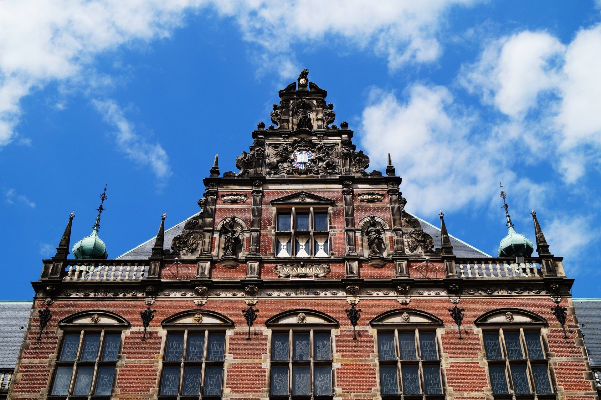 Academiegebouw. Een bakstenen gebouw met een klok erop