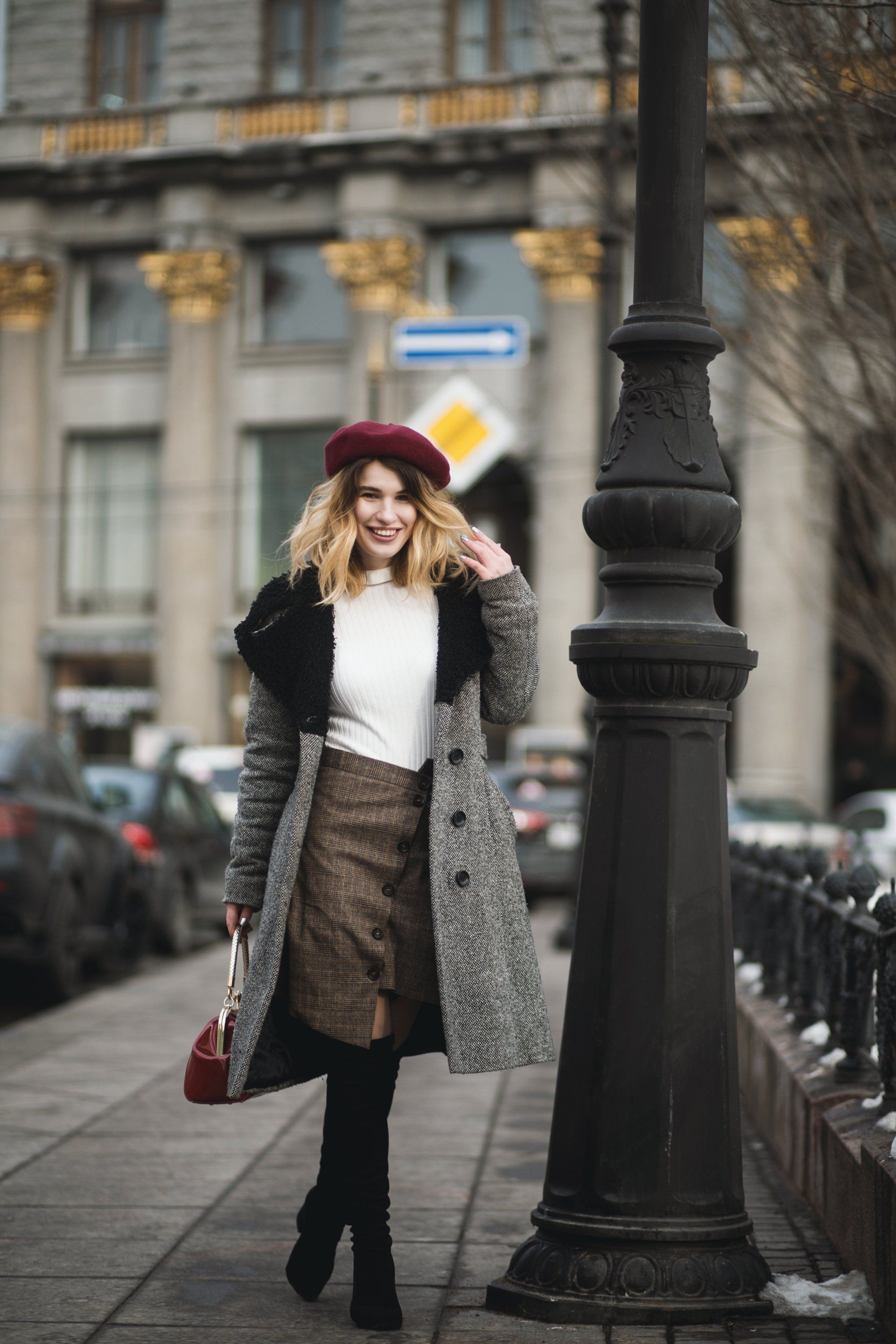 Ragazza single vestita alla moda