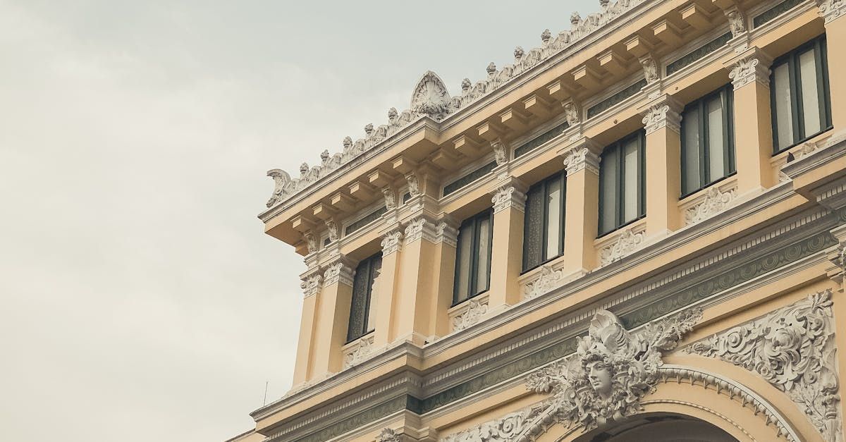 Un edificio grande con muchas ventanas y una fachada muy ornamentada.