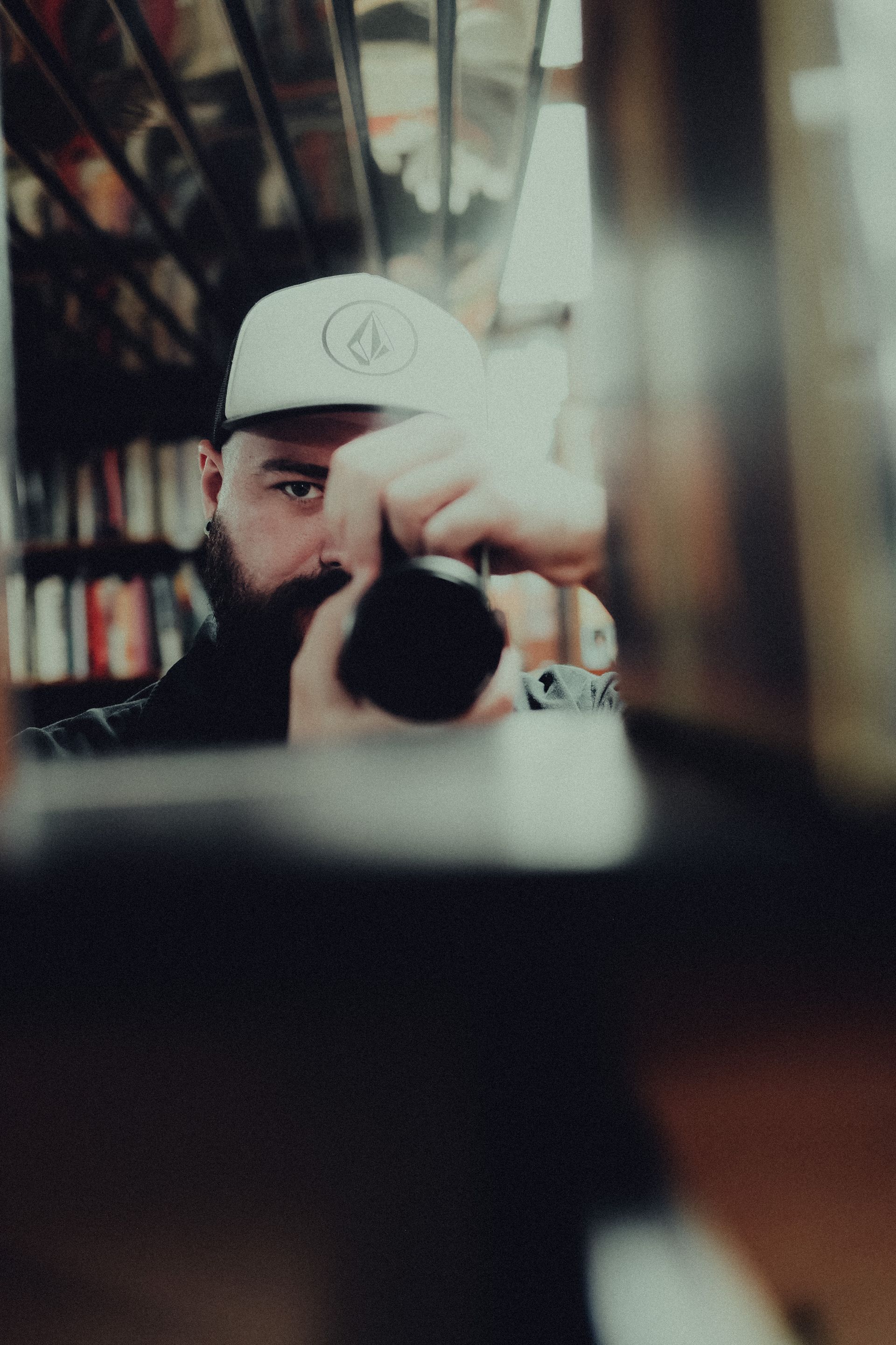 un homme barbu se prend en photo dans un miroir.