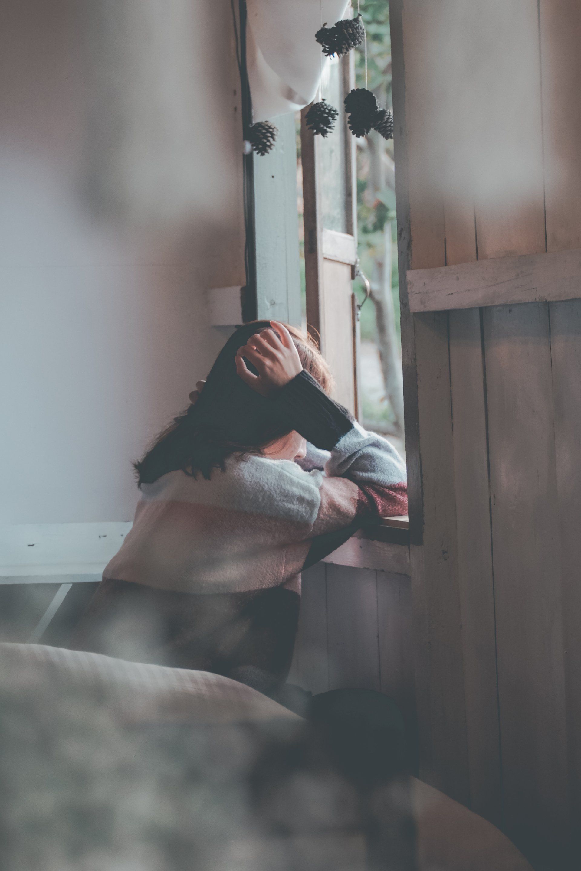 Eine Frau sitzt am Fenster