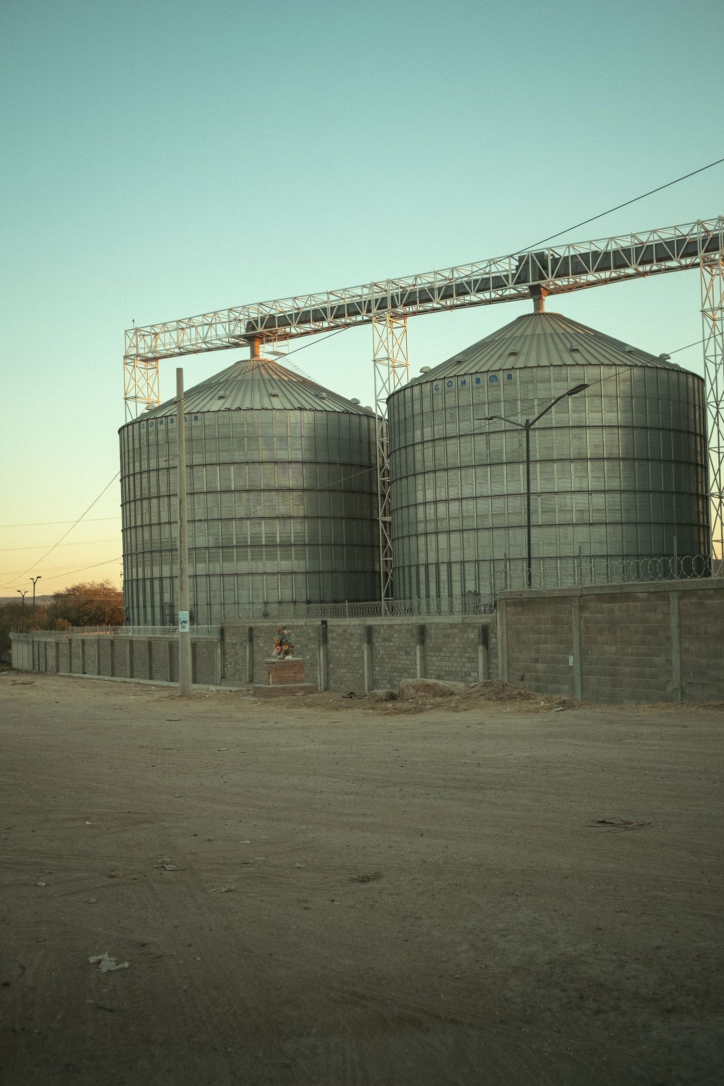 Slippery coating for silos and feed troughs