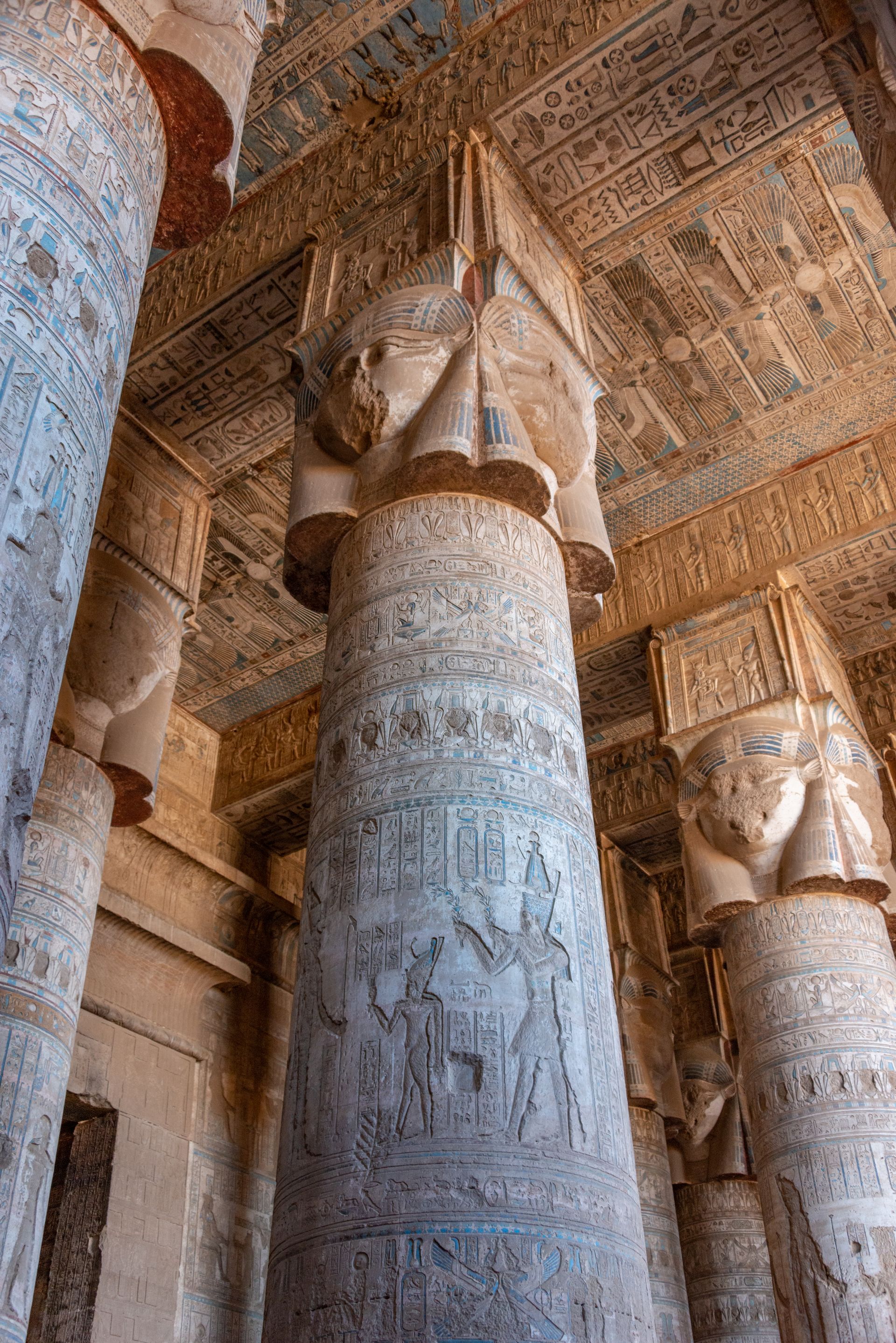 A room filled with columns and a ceiling.