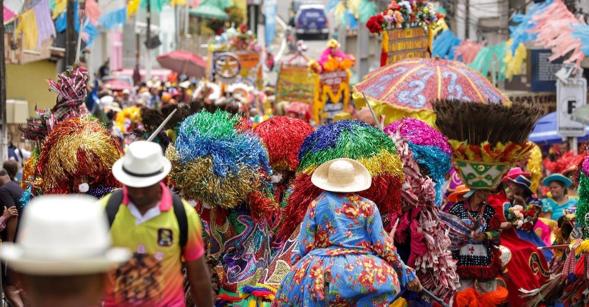 Festa popular de Maracatu com pessoas em trajes típicos