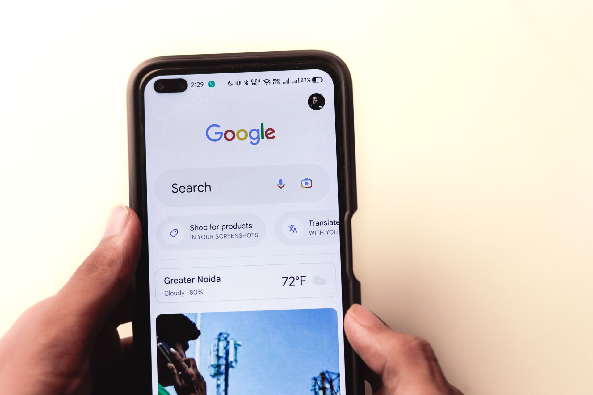 Uma pessoa está segurando um celular com a página de pesquisa do Google aberta.