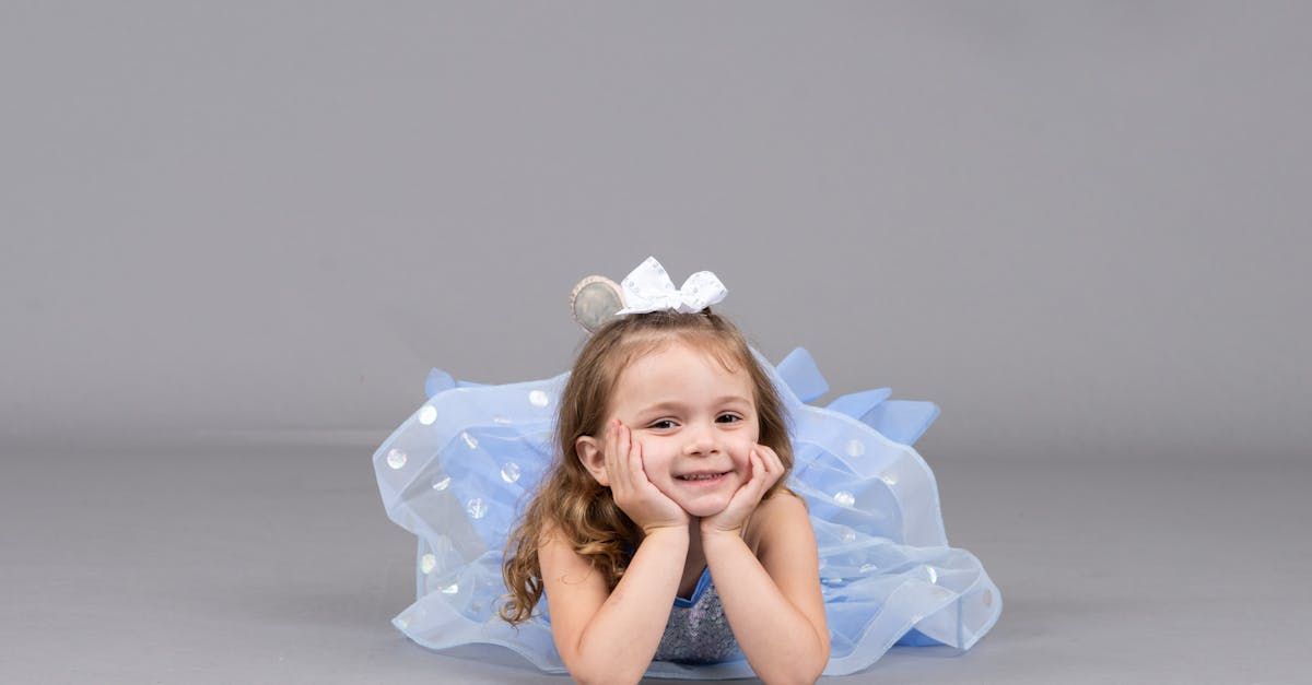 En Academia Ballet Tips, ofrecemos programas de ballet para todas las edades y niveles, combinando diversión, técnica y un ambiente acogedor. Desde ballet para niñas y niños, adolescentes, hasta adultos, nuestras clases presenciales y online están diseñadas para fomentar la creatividad, mejorar la condición física y reducir el estrés. Utilizamos la metodología Vaganova junto con educación respetuosa y activación neuromuscular. Con instructores certificados y contenido educativo en YouTube, Instagram y TikTok, garantizamos una experiencia enriquecedora y segura. Únete a Academia Ballet Tips y deja que la magia del ballet transforme tu vida. ¡Inscríbete hoy y empieza a bailar hacia tus sueños!