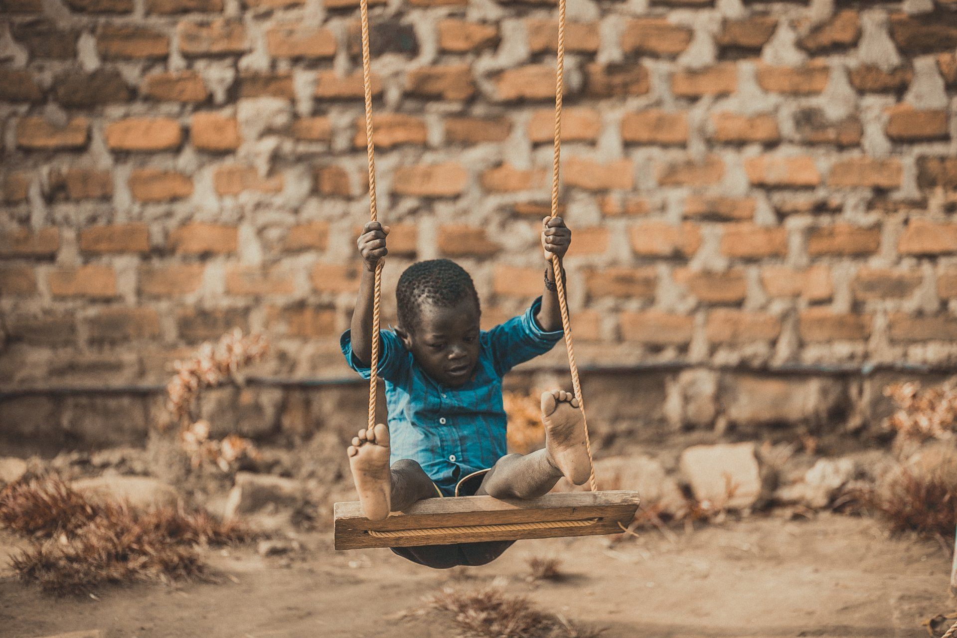 Bambino africano sull'altalena