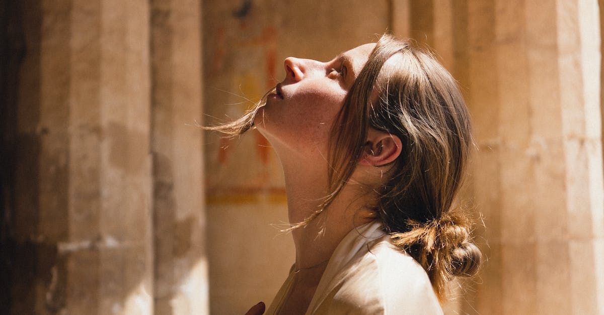 kvinna med beige klädsel i rum som går i beige