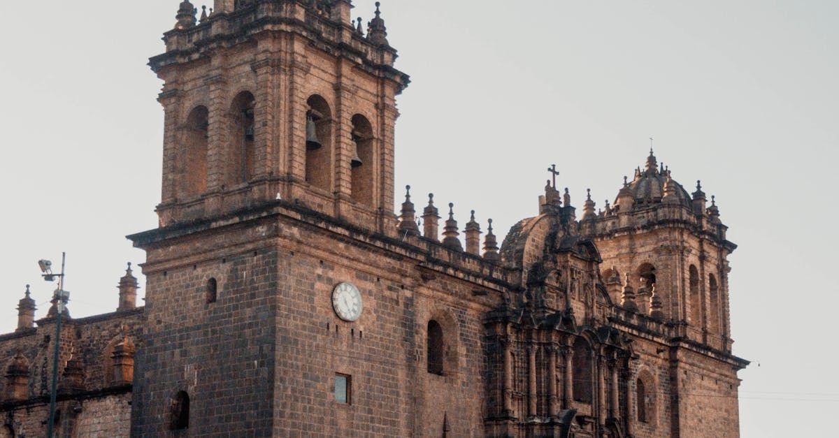 Un gran edificio de ladrillo con un reloj en la parte superior.