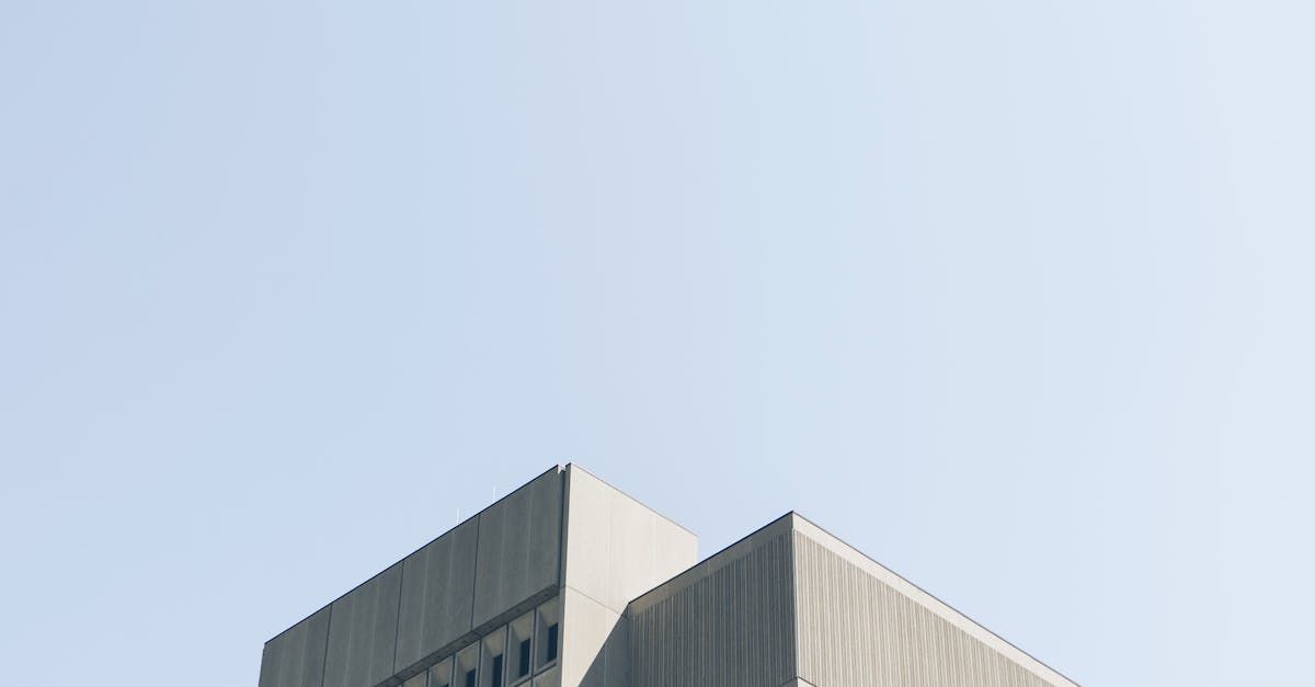 grå fasader på modern byggnad