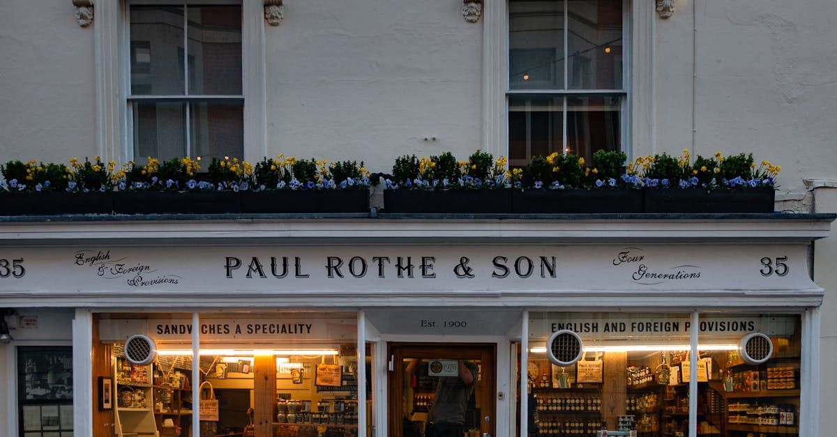 El frente de una tienda con un cartel que dice Paul Rothe & Son.