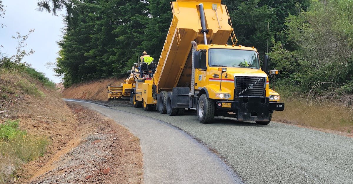 Slippery coating for dump beds