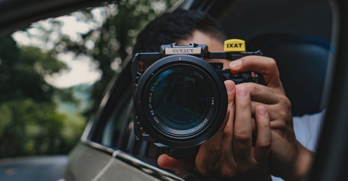 Iemand maakt een foto van zichzelf met een camera.
