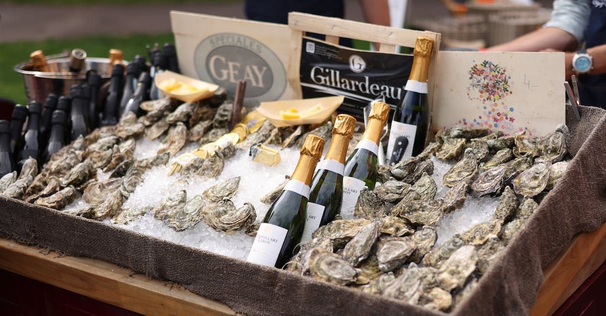 Ostriche e champagne rimangono un simbolo di celebrazione e raffinatezza