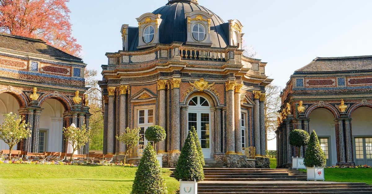 Ein großes Gebäude mit einer Kuppel darauf ist von Bäumen umgeben.