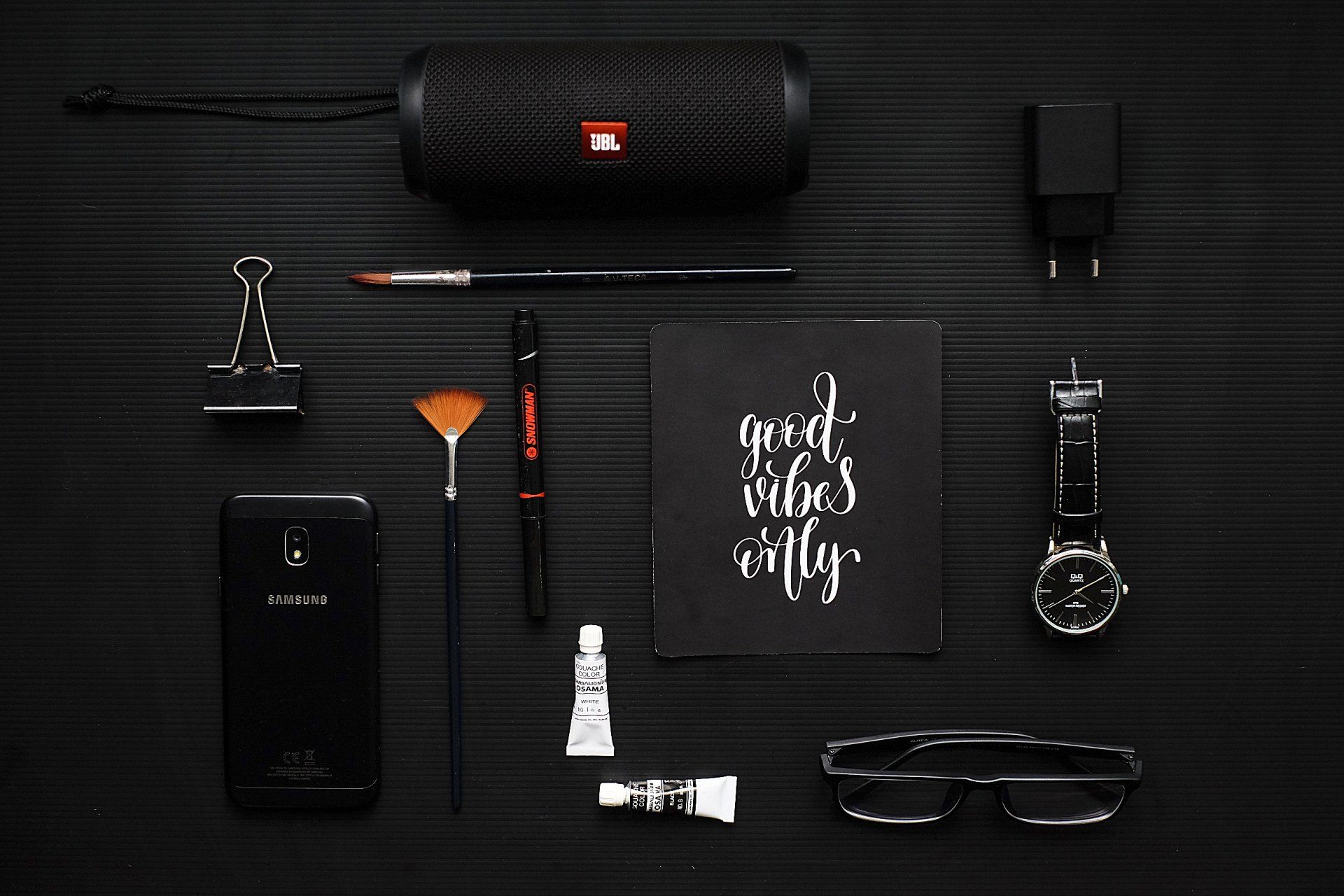 stilleben med svarta föremål på en svart gummiliknande yta