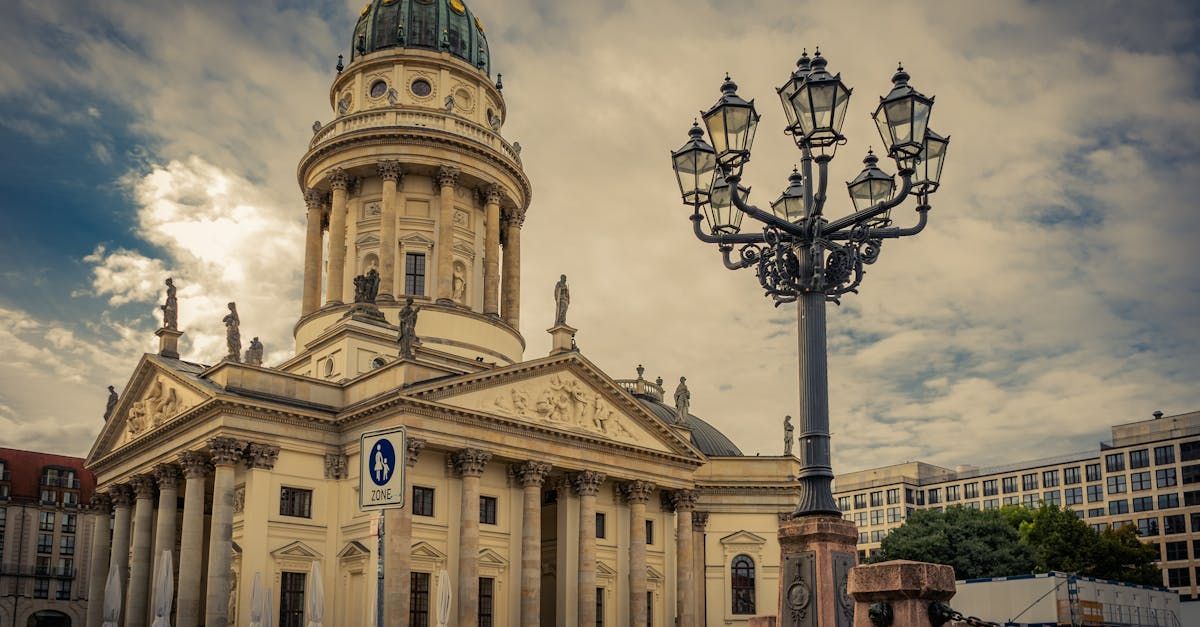 Ein großes Gebäude in Berlin mit einem Uhrenturm und einer Straßenlaterne davor.