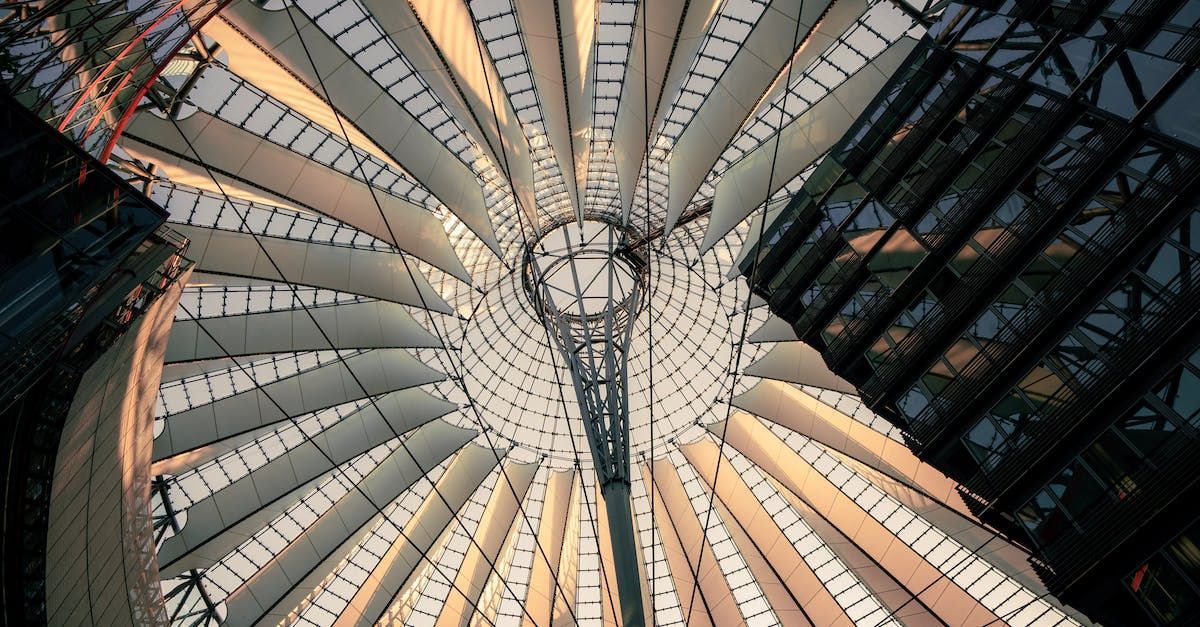 Blick nach oben zur Decke des Sony Centers in Berlin.