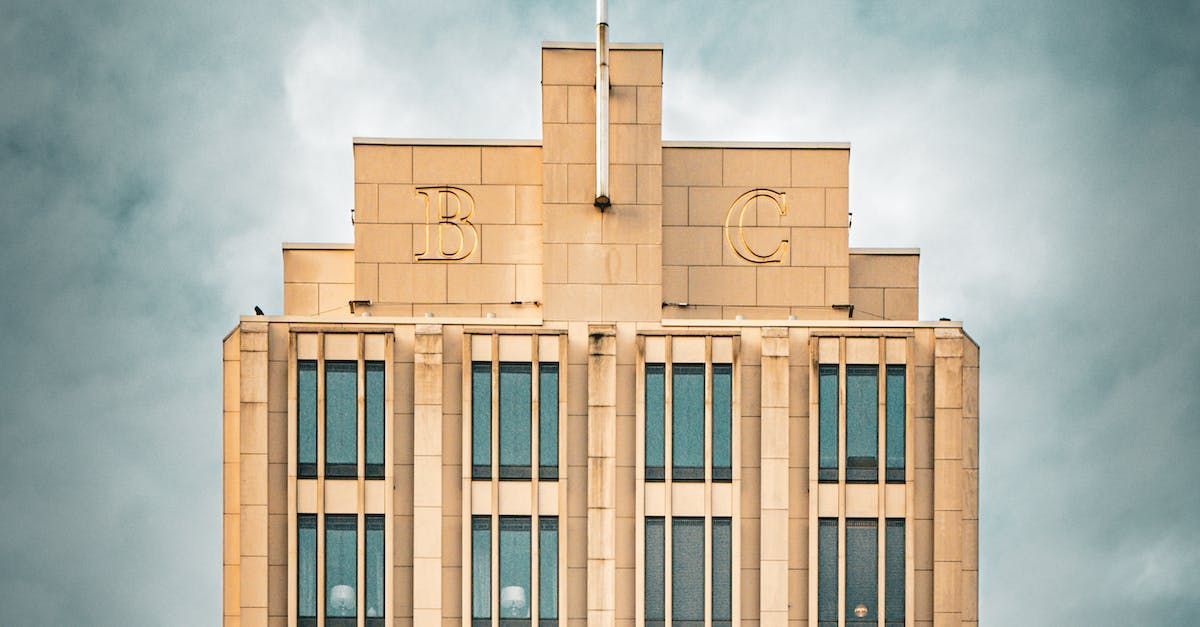 a building with the letter b and c on it