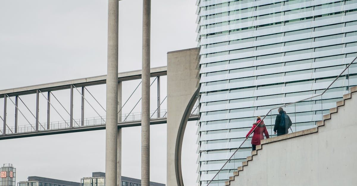 Ein paar Leute gehen die Treppen eines Gebäudes im Berliner Regierungsviertel hinauf.
