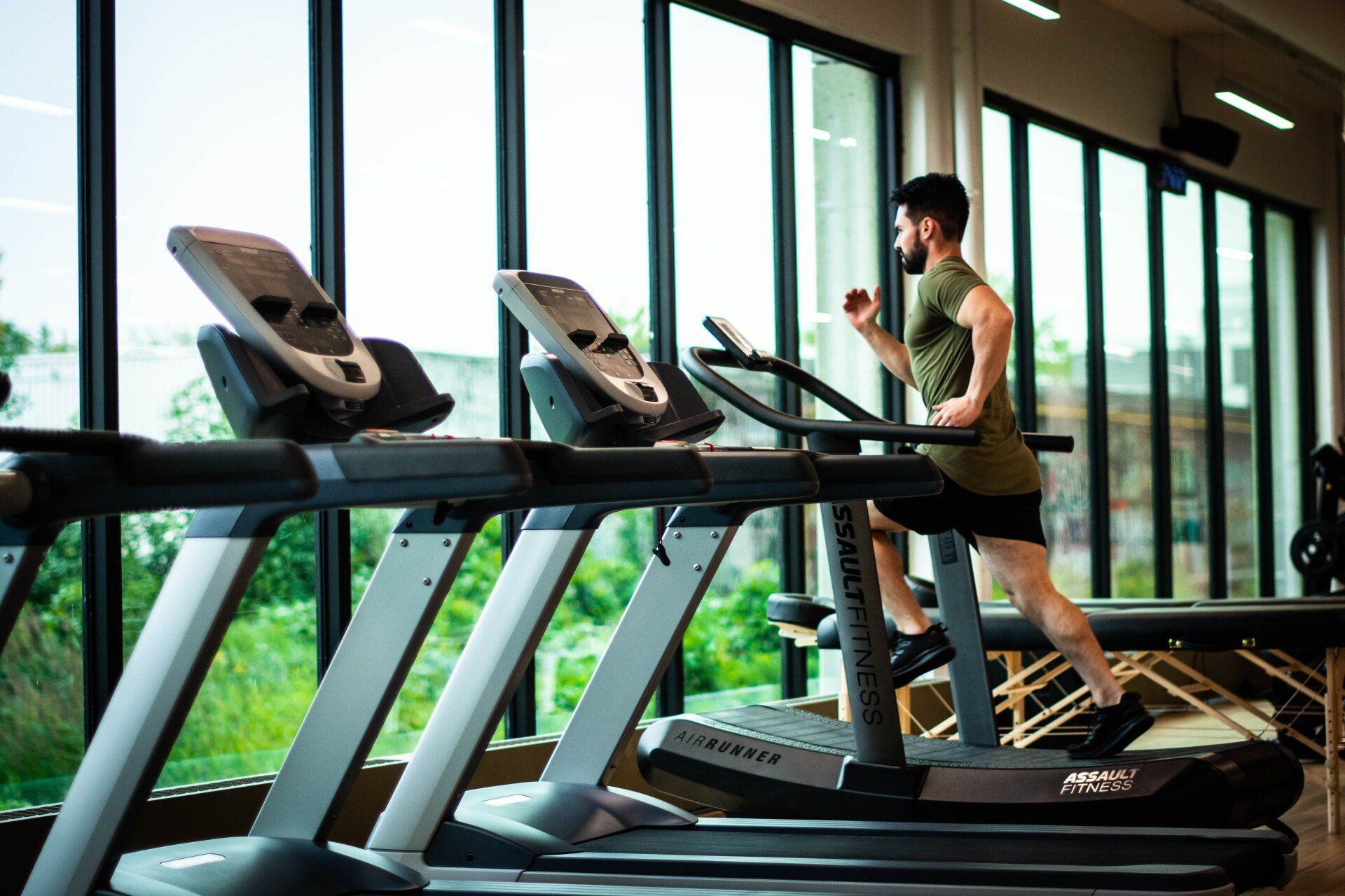 Ouvrir une salle de sport : un homme court sur un tapis de marche