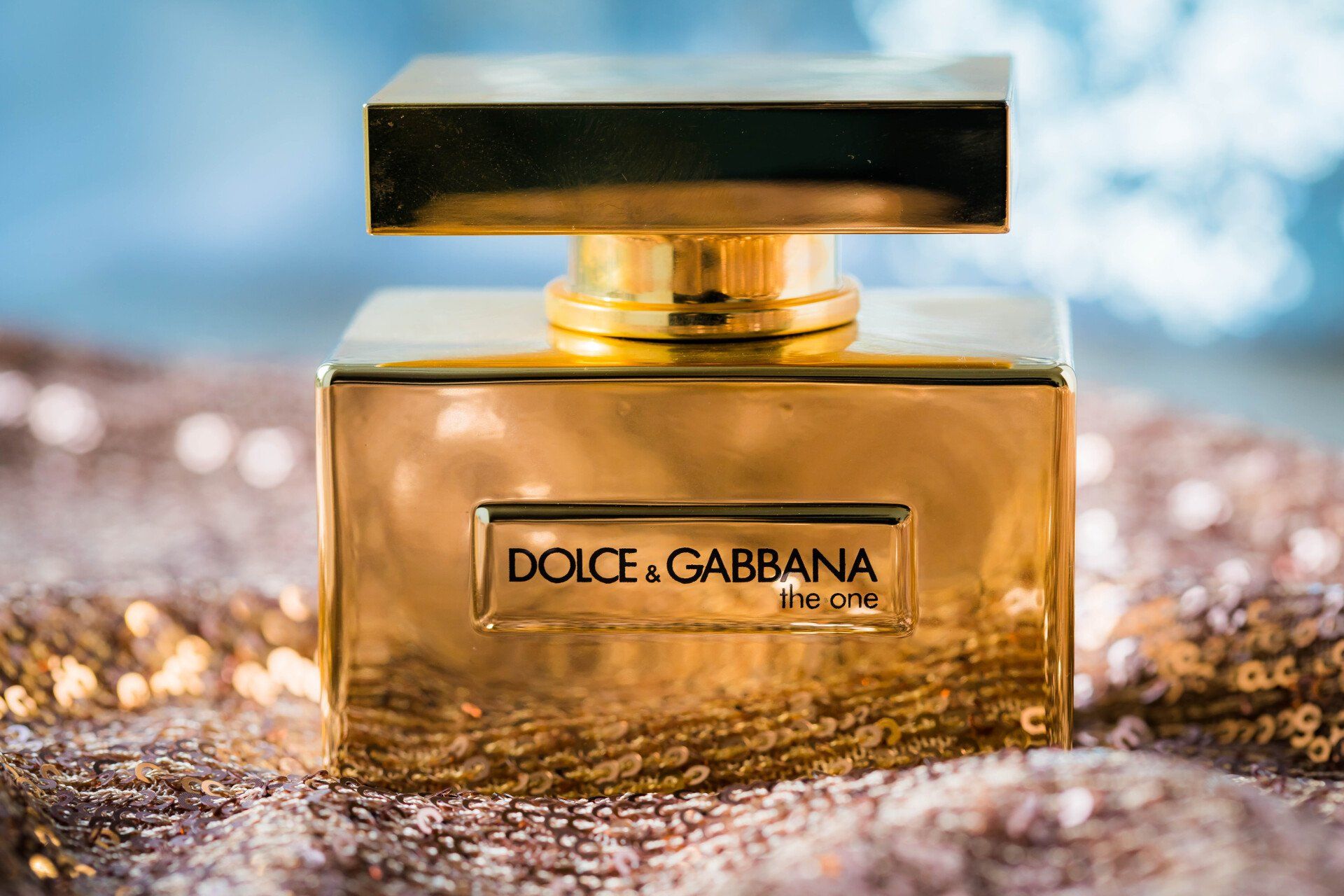 Um frasco de perfume dolce & gabbana está sobre uma mesa.
