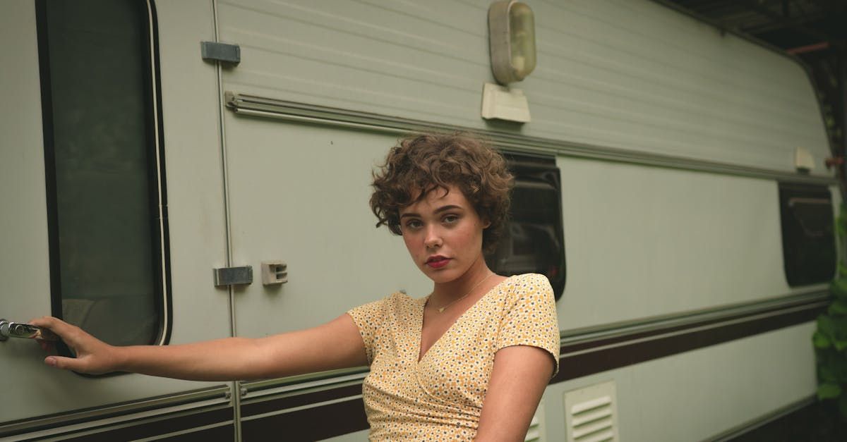 trailer, mobile home, mini home, portable, poverty, Canada