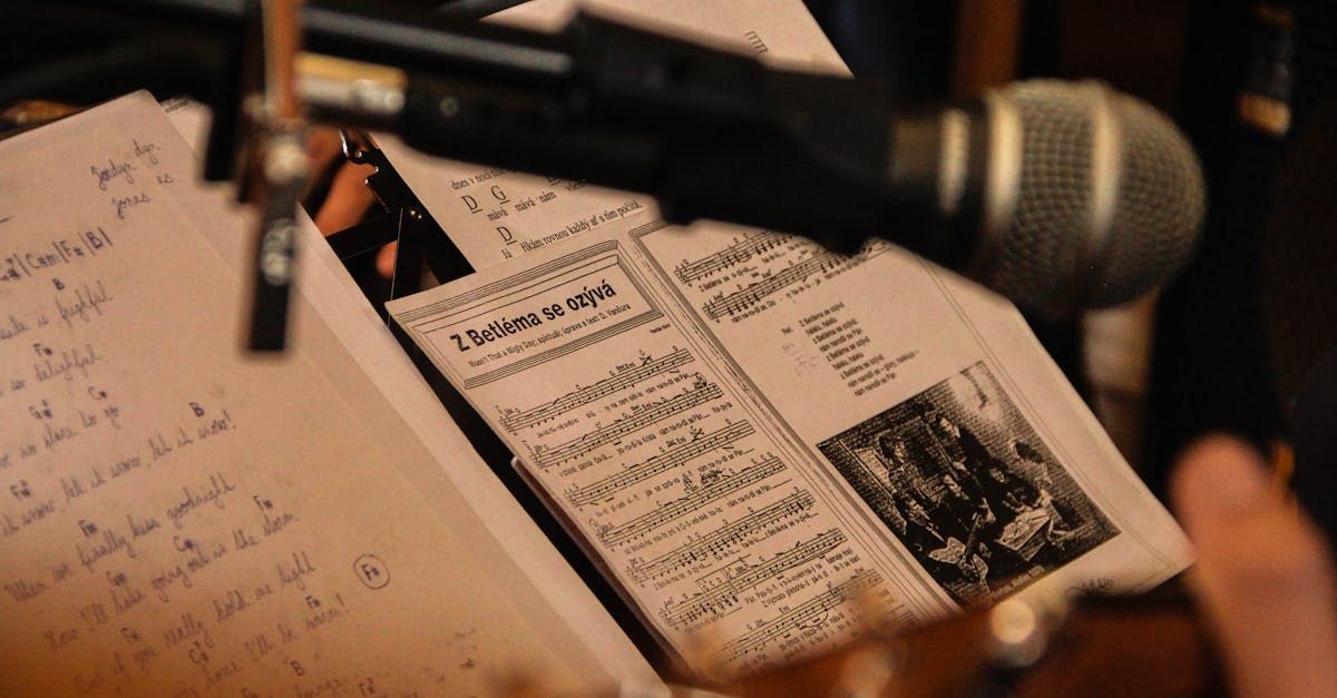 Un microphone est posé sur un morceau de papier.