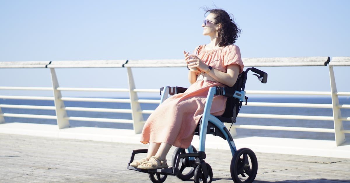 Junge Frau mit Rollator