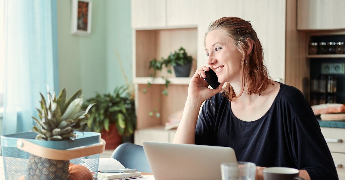 Frau am Telefon