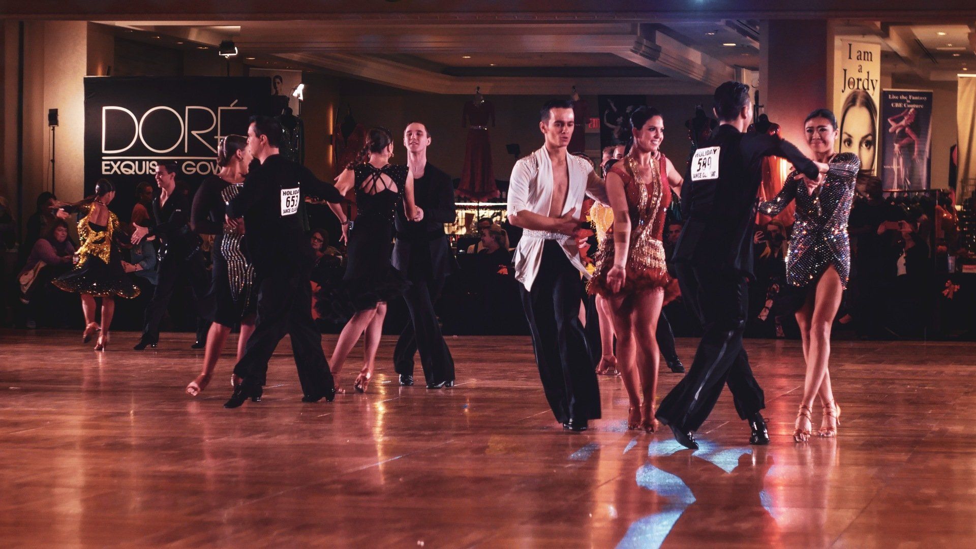 Un groupe de personnes danse sur une piste de danse.
