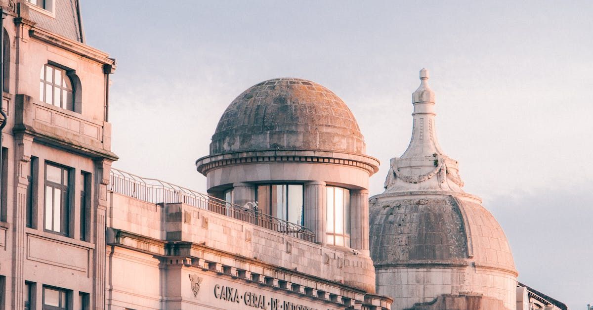 A large building with a dome on top of it.
