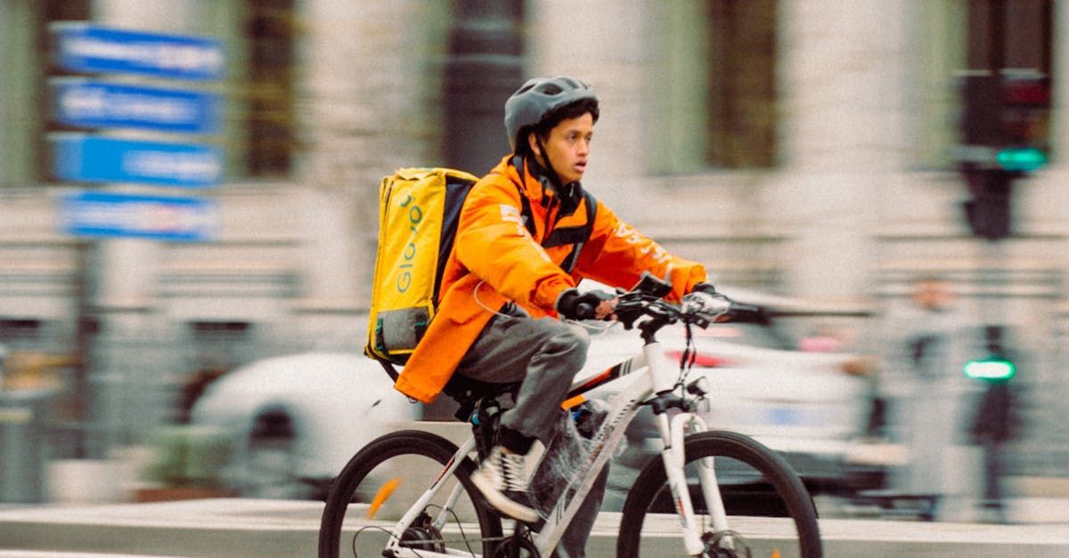 Un repartidor va en bicicleta por una calle de la ciudad.