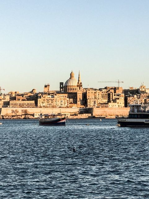 Um grande corpo de água com uma cidade ao fundo