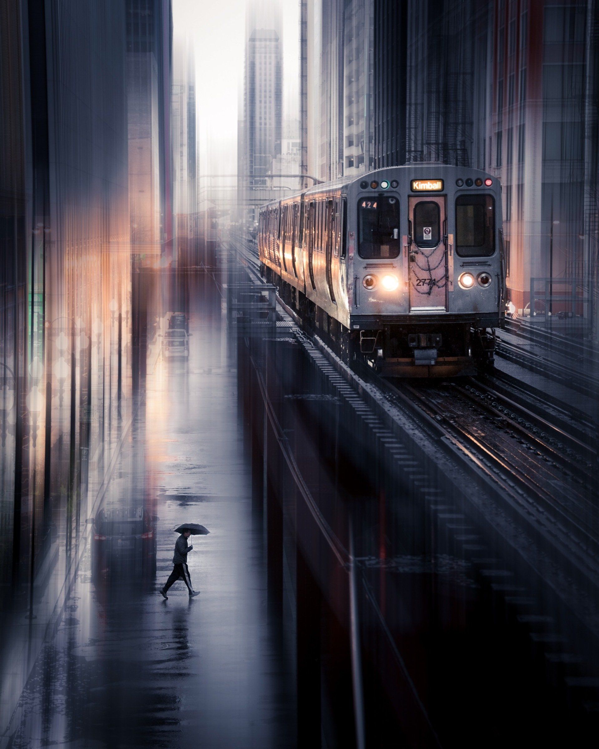 Un tren va por las vías bajo la lluvia.