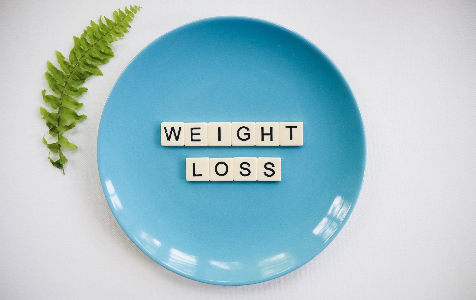 A blue plate with the words weight loss written on it.
