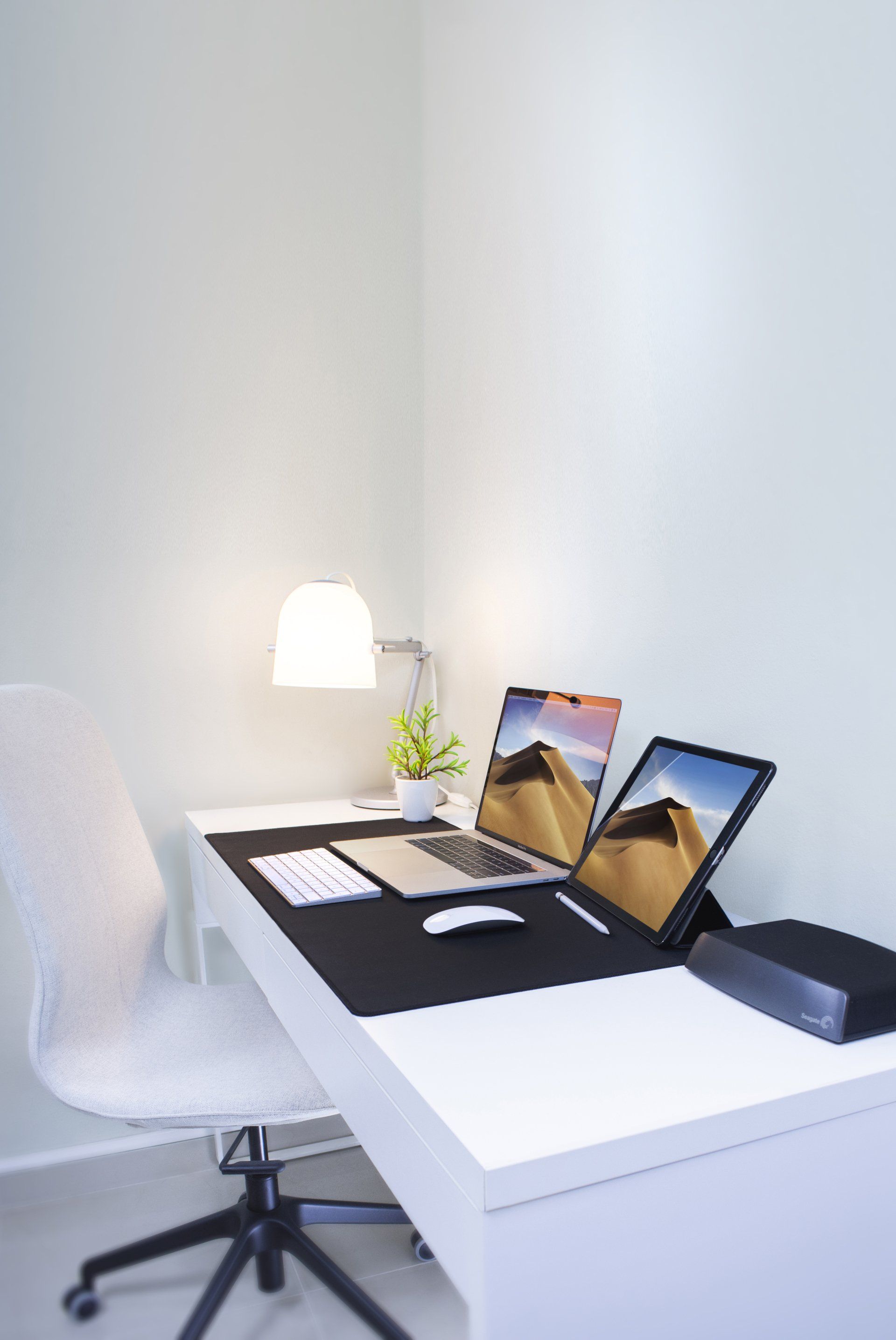 Laptop en tablet van ICT Vianen op een bureau in een witte kamer