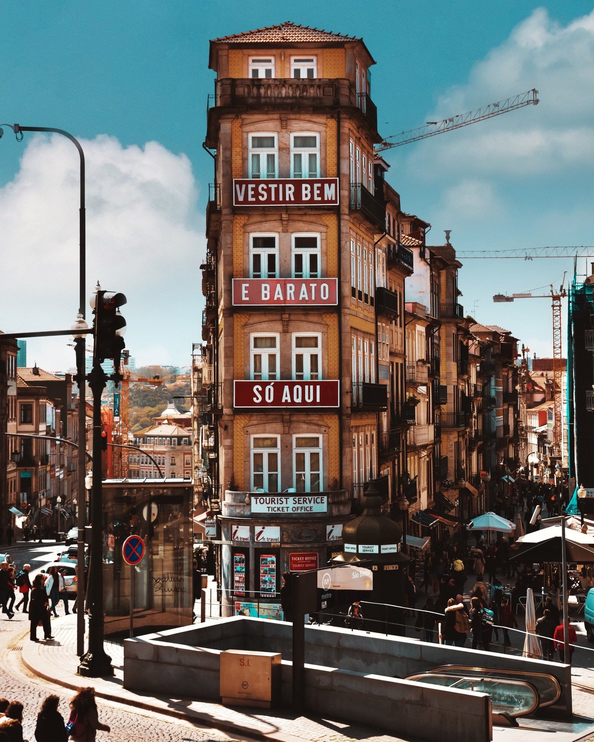 Foto de edifício emblemático junto à estação de São Bento no centro da cidade do Porto