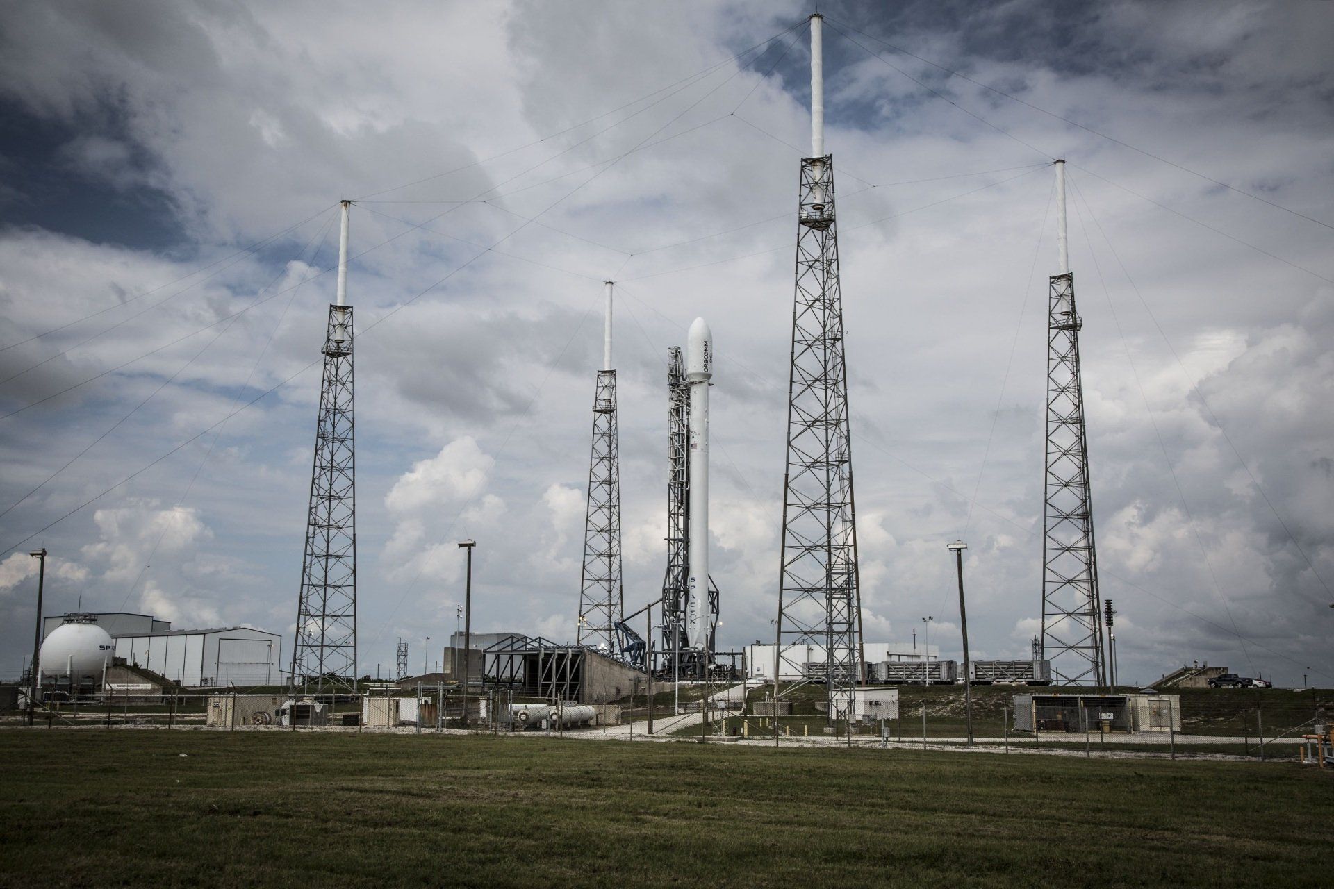 a bunch of antennas are lined up in a field