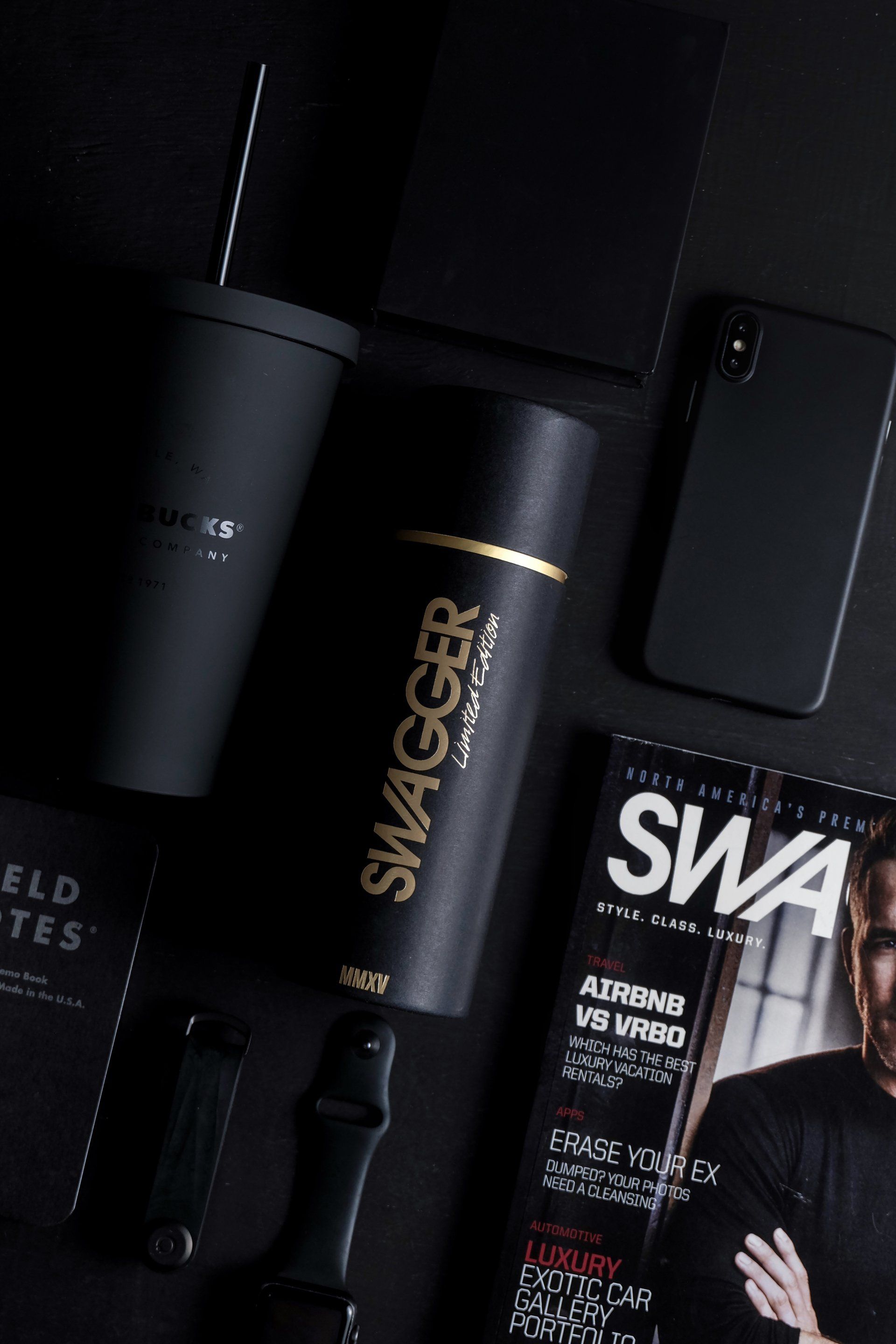 stilleben med svarta föremål