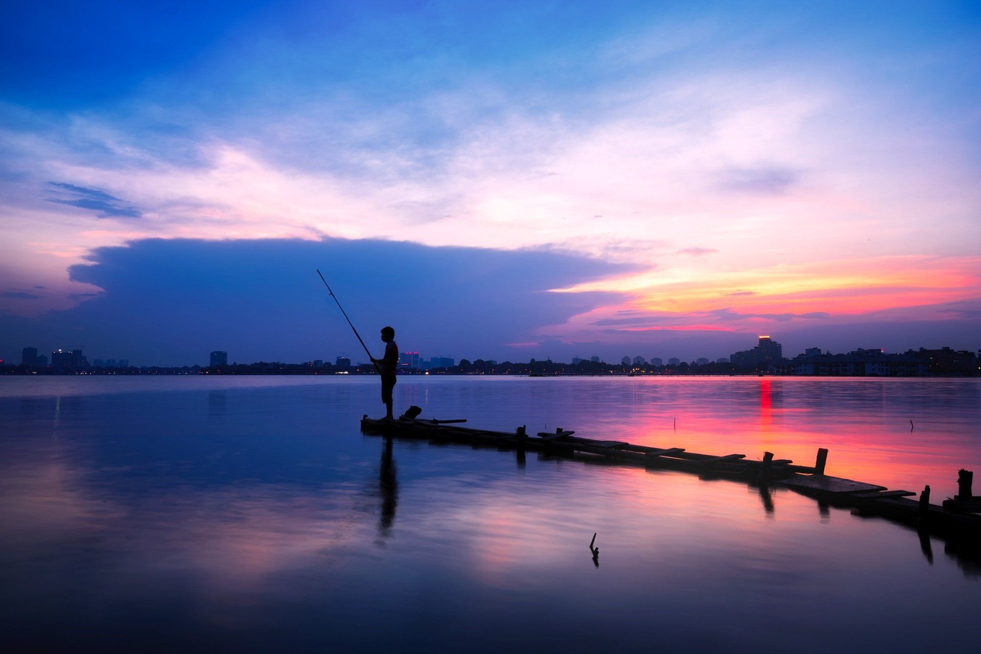 man-fishing-in-the-sunrise
