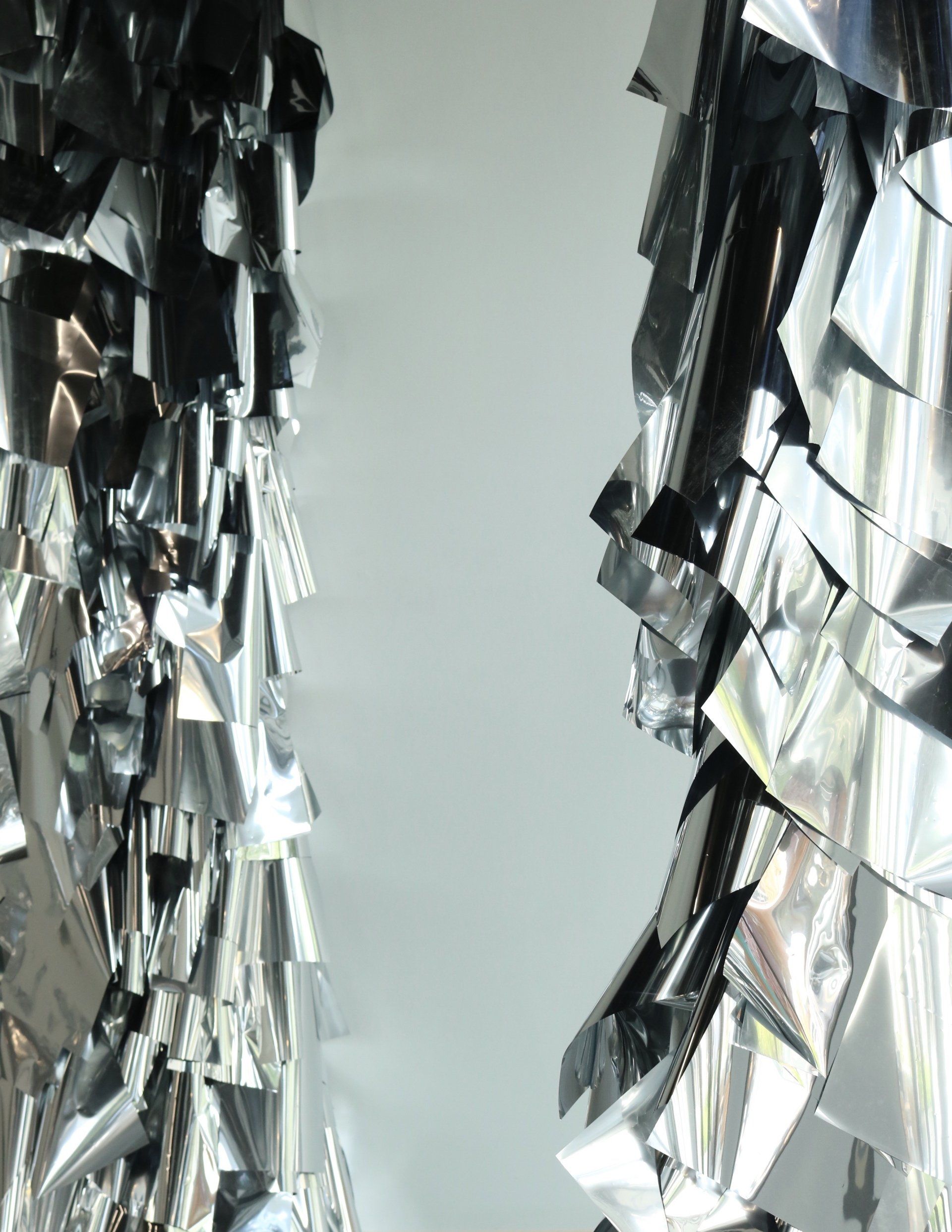 konstverk med silverfärgade strukturer