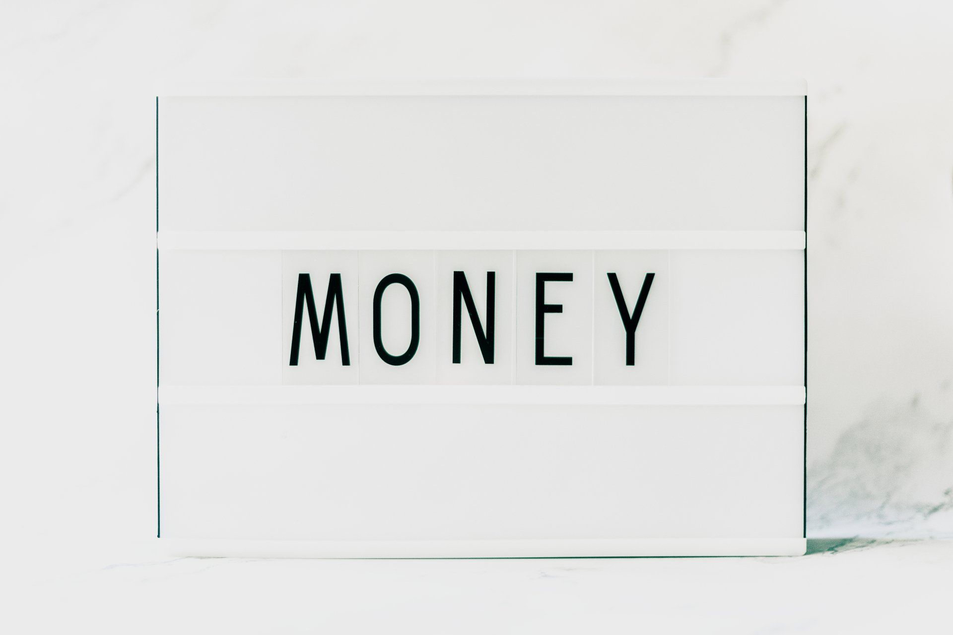 Het geschreven woord money op een bord.