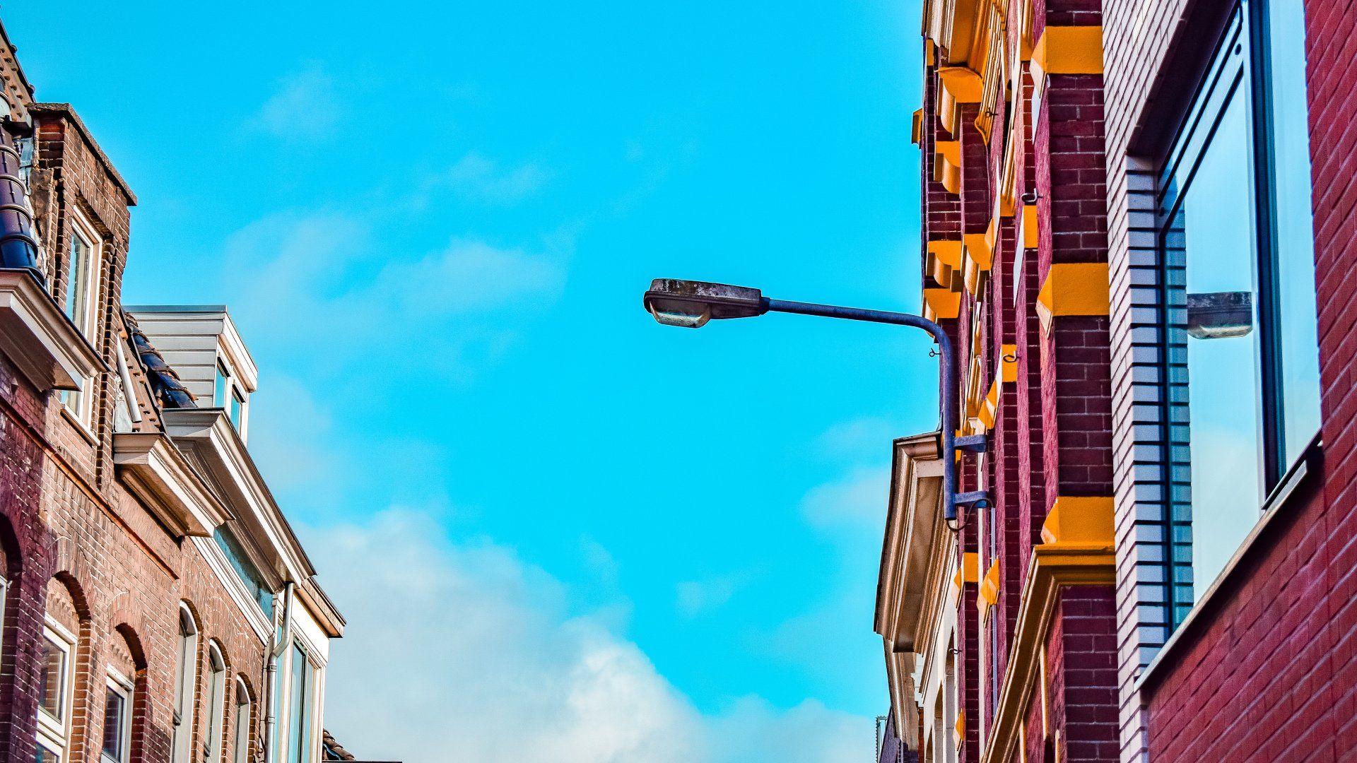 Een straat met veel gebouwen en een straatlantaarn in Groningen