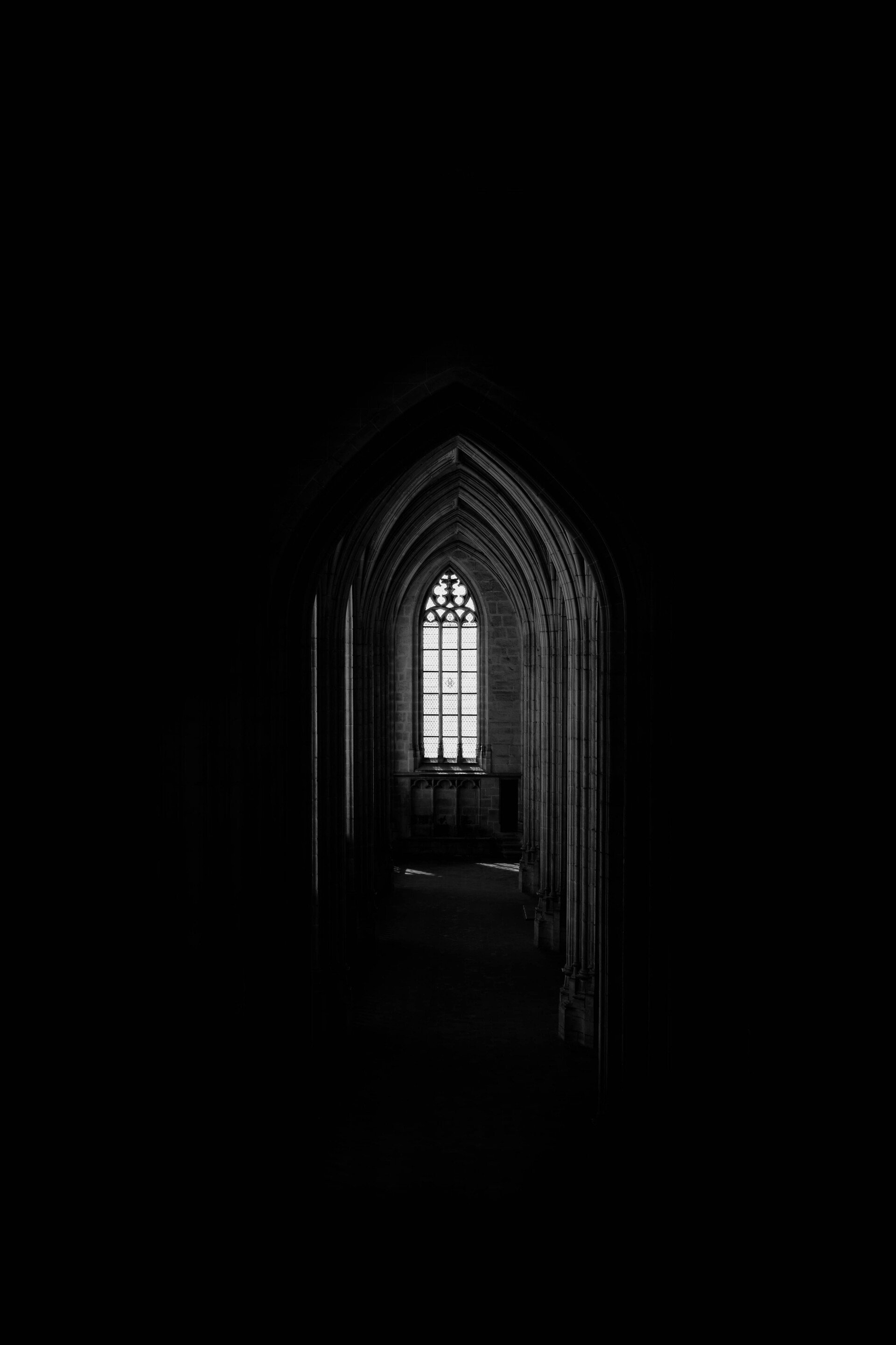 bild inifrån kyrka i gotisk stil, med svart som dominerar