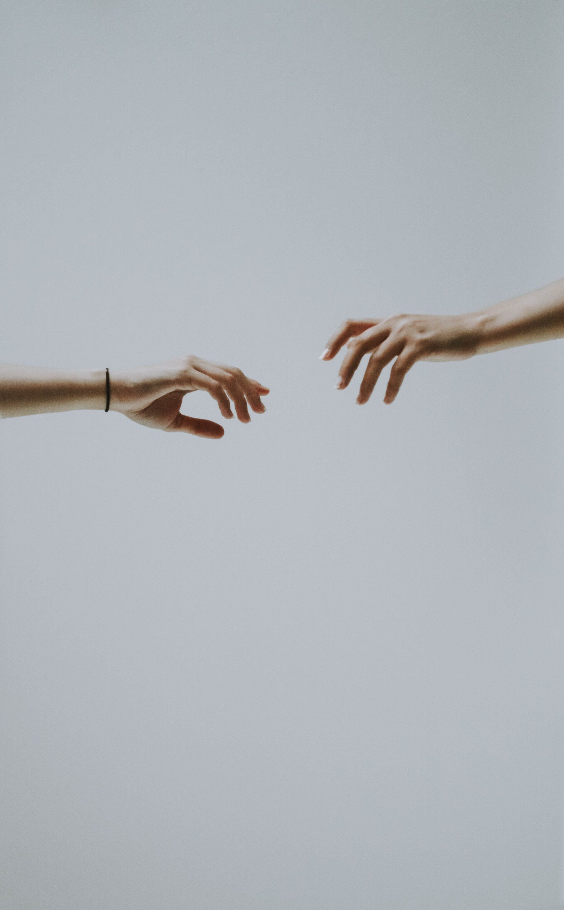 due mani raggiungono l' una all'altra