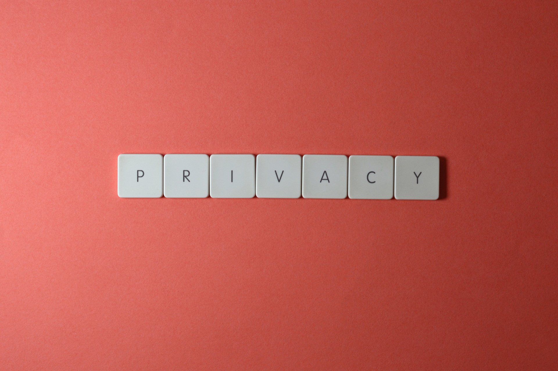 la parola privacy è scritta con blocchi di legno