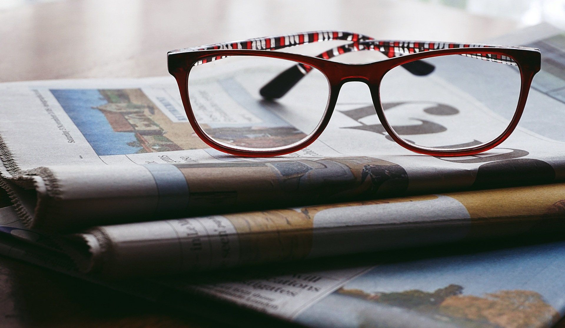 Brille auf Zeitungen abgelegt
